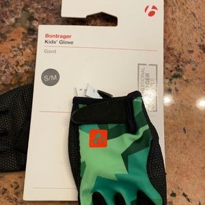 Bontrager kids riding gloves SZ S/M brand new